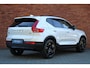 Volvo XC40 B4 Mild Hybrid Plus Black Edition | Panoramisch Schuif-/Kanteldak | Connect Mictrotech/Nubuck Bekleding | Visual Park Assist incl. 360 Graden Camera | Harman/Kardon Premium Geluidssysteem | Elektrisch Verstelbare Stoelen | Stuurverwarming | Stoelverwarming | Getint Glas Achter | Adaptieve Cruise Control | Pilot Assist | Keyless Entry | Elektrische Achterklep