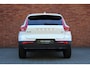 Volvo XC40 B4 Mild Hybrid Plus Black Edition | Panoramisch Schuif-/Kanteldak | Connect Mictrotech/Nubuck Bekleding | Visual Park Assist incl. 360 Graden Camera | Harman/Kardon Premium Geluidssysteem | Elektrisch Verstelbare Stoelen | Stuurverwarming | Stoelverwarming | Getint Glas Achter | Adaptieve Cruise Control | Pilot Assist | Keyless Entry | Elektrische Achterklep