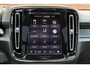 Volvo XC40 B4 Mild Hybrid Plus Black Edition | Panoramisch Schuif-/Kanteldak | Connect Mictrotech/Nubuck Bekleding | Visual Park Assist incl. 360 Graden Camera | Harman/Kardon Premium Geluidssysteem | Elektrisch Verstelbare Stoelen | Stuurverwarming | Stoelverwarming | Getint Glas Achter | Adaptieve Cruise Control | Pilot Assist | Keyless Entry | Elektrische Achterklep