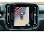 Volvo XC40 B4 Mild Hybrid Plus Black Edition | Panoramisch Schuif-/Kanteldak | Connect Mictrotech/Nubuck Bekleding | Visual Park Assist incl. 360 Graden Camera | Harman/Kardon Premium Geluidssysteem | Elektrisch Verstelbare Stoelen | Stuurverwarming | Stoelverwarming | Getint Glas Achter | Adaptieve Cruise Control | Pilot Assist | Keyless Entry | Elektrische Achterklep