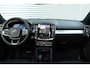 Volvo XC40 B4 Mild Hybrid Plus Black Edition | Panoramisch Schuif-/Kanteldak | Connect Mictrotech/Nubuck Bekleding | Visual Park Assist incl. 360 Graden Camera | Harman/Kardon Premium Geluidssysteem | Elektrisch Verstelbare Stoelen | Stuurverwarming | Stoelverwarming | Getint Glas Achter | Adaptieve Cruise Control | Pilot Assist | Keyless Entry | Elektrische Achterklep