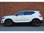 Volvo XC40 B4 Mild Hybrid Plus Black Edition | Panoramisch Schuif-/Kanteldak | Connect Mictrotech/Nubuck Bekleding | Visual Park Assist incl. 360 Graden Camera | Harman/Kardon Premium Geluidssysteem | Elektrisch Verstelbare Stoelen | Stuurverwarming | Stoelverwarming | Getint Glas Achter | Adaptieve Cruise Control | Pilot Assist | Keyless Entry | Elektrische Achterklep