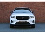 Volvo XC40 B4 Mild Hybrid Plus Black Edition | Panoramisch Schuif-/Kanteldak | Connect Mictrotech/Nubuck Bekleding | Visual Park Assist incl. 360 Graden Camera | Harman/Kardon Premium Geluidssysteem | Elektrisch Verstelbare Stoelen | Stuurverwarming | Stoelverwarming | Getint Glas Achter | Adaptieve Cruise Control | Pilot Assist | Keyless Entry | Elektrische Achterklep