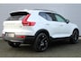 Volvo XC40 B4 Mild Hybrid Plus Black Edition | Panoramisch Schuif-/Kanteldak | Connect Mictrotech/Nubuck Bekleding | Visual Park Assist incl. 360 Graden Camera | Harman/Kardon Premium Geluidssysteem | Elektrisch Verstelbare Stoelen | Stuurverwarming | Stoelverwarming | Getint Glas Achter | Adaptieve Cruise Control | Pilot Assist | Keyless Entry | Elektrische Achterklep