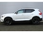 Volvo XC40 B4 Mild Hybrid Plus Black Edition | Panoramisch Schuif-/Kanteldak | Connect Mictrotech/Nubuck Bekleding | Visual Park Assist incl. 360 Graden Camera | Harman/Kardon Premium Geluidssysteem | Elektrisch Verstelbare Stoelen | Stuurverwarming | Stoelverwarming | Getint Glas Achter | Adaptieve Cruise Control | Pilot Assist | Keyless Entry | Elektrische Achterklep