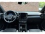 Volvo XC40 B4 Mild Hybrid Plus Black Edition | Panoramisch Schuif-/Kanteldak | Connect Mictrotech/Nubuck Bekleding | Visual Park Assist incl. 360 Graden Camera | Harman/Kardon Premium Geluidssysteem | Elektrisch Verstelbare Stoelen | Stuurverwarming | Stoelverwarming | Getint Glas Achter | Adaptieve Cruise Control | Pilot Assist | Keyless Entry | Elektrische Achterklep