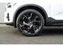 Volvo XC40 B4 Mild Hybrid Plus Black Edition | Panoramisch Schuif-/Kanteldak | Connect Mictrotech/Nubuck Bekleding | Visual Park Assist incl. 360 Graden Camera | Harman/Kardon Premium Geluidssysteem | Elektrisch Verstelbare Stoelen | Stuurverwarming | Stoelverwarming | Getint Glas Achter | Adaptieve Cruise Control | Pilot Assist | Keyless Entry | Elektrische Achterklep