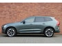 Volvo XC60 T6 Plug-in hybrid AWD Plus Dark | Actieve luchtvering | Panoramisch schuif-/ kanteldak | Elektrisch verstelbare voorstoelen met geheugenfunctie | 360 graden camera | Extra getint glas | 20 inch. lichtmetalen velgen | Harman Kardon | Stoel- /stuurwielverwarming | Verwarmde achterbank | Adaptieve cruise control | BLIS