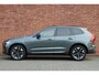 Volvo XC60 T6 Plug-in hybrid AWD Plus Dark | Actieve luchtvering | Panoramisch schuif-/ kanteldak | Elektrisch verstelbare voorstoelen met geheugenfunctie | 360 graden camera | Extra getint glas | 20 inch. lichtmetalen velgen | Harman Kardon | Stoel- /stuurwielverwarming | Verwarmde achterbank | Adaptieve cruise control | BLIS