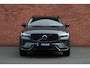 Volvo XC60 T6 Plug-in hybrid AWD Plus Dark | Actieve luchtvering | Panoramisch schuif-/ kanteldak | Elektrisch verstelbare voorstoelen met geheugenfunctie | 360 graden camera | Extra getint glas | 20 inch. lichtmetalen velgen | Harman Kardon | Stoel- /stuurwielverwarming | Verwarmde achterbank | Adaptieve cruise control | BLIS