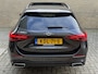 Mercedes-Benz C-klasse 300 e 313pk AMG-Line | Panoramadak | Trekhaak wegklapbaar | 360 camera | ACC | Burmester | Half leder | LCD Touch groot | Sfeerverlichting | Elektrisch verstelbare stoelen met memory | Head up | LED | DAB | Apple CarPlay / Android Auto | Volledig dealeronderhouden!