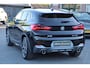 BMW X2 sDrive20i 192PK M-pakket High Executive Edition Hud|Panodak|Navi|Sfeer verl.|Led|E. Klep|Pdc|Lmv|Iso-fix|Lane assist