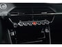 Peugeot e-2008 Allure Advantage | Advanced Active Safety Brake met camera en radar | Climate Control | Dashboard in zacht materiaal met carboneffect en hoogglans zwarte sierstrip