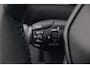 Peugeot e-2008 Allure Advantage | Advanced Active Safety Brake met camera en radar | Climate Control | Dashboard in zacht materiaal met carboneffect en hoogglans zwarte sierstrip