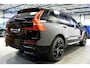 Volvo XC60 2.0 T8 AWD 335kW/456pk Aut8 Plug-in hybrid Ultra Black Edition PANORAMADAK + HARMAN/KARDON + EL.TREKHAAK + ADAPT.CRUISE + GOOGLE DASH + HEAD-UP + LANE ASSIST + STOELVERWARMING V&A + MATRIX LED + STUURVERWARMING + 360 CAMERA + PARKSENSOREN V&A + 21" LMV!!