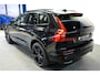 Volvo XC60 2.0 T8 AWD 335kW/456pk Aut8 Plug-in hybrid Ultra Black Edition PANORAMADAK + HARMAN/KARDON + EL.TREKHAAK + ADAPT.CRUISE + GOOGLE DASH + HEAD-UP + LANE ASSIST + STOELVERWARMING V&A + MATRIX LED + STUURVERWARMING + 360 CAMERA + PARKSENSOREN V&A + 21" LMV!!