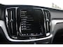 Volvo V60 T6 Plug-in hybrid AWD Plus Dark | Trekhaak | Rondomzicht camera | Verwarmbare voorstoelen + achterbank | Premium audio by Harman Kardon | Verwarmbaar stuurwiel + voorruit