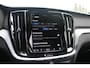 Volvo V60 T6 Plug-in hybrid AWD Plus Dark | Trekhaak | Rondomzicht camera | Verwarmbare voorstoelen + achterbank | Premium audio by Harman Kardon | Verwarmbaar stuurwiel + voorruit