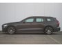 Volvo V60 T6 Plug-in hybrid AWD Plus Dark | Trekhaak | Rondomzicht camera | Verwarmbare voorstoelen + achterbank | Premium audio by Harman Kardon | Verwarmbaar stuurwiel + voorruit