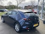 Mazda 3 2.0 e-SkyActiv-X M Hybrid 180 Comfort met Bose NL-Auto, 1e Eig., Dealer Ondh., Navigatie, Apple Carplay /Android Auto, Bose, Head-Up, Cruise Controle ad., A-Rij-Camera. Parkeerhulp vóór, Trekhaak.