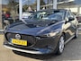 Mazda 3 2.0 e-SkyActiv-X M Hybrid 180 Comfort met Bose NL-Auto, 1e Eig., Dealer Ondh., Navigatie, Apple Carplay /Android Auto, Bose, Head-Up, Cruise Controle ad., A-Rij-Camera. Parkeerhulp vóór, Trekhaak.