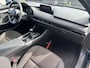 Mazda 3 2.0 e-SkyActiv-X M Hybrid 180 Comfort met Bose NL-Auto, 1e Eig., Dealer Ondh., Navigatie, Apple Carplay /Android Auto, Bose, Head-Up, Cruise Controle ad., A-Rij-Camera. Parkeerhulp vóór, Trekhaak.