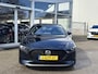 Mazda 3 2.0 e-SkyActiv-X M Hybrid 180 Comfort met Bose NL-Auto, 1e Eig., Dealer Ondh., Navigatie, Apple Carplay /Android Auto, Bose, Head-Up, Cruise Controle ad., A-Rij-Camera. Parkeerhulp vóór, Trekhaak.