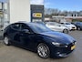 Mazda 3 2.0 e-SkyActiv-X M Hybrid 180 Comfort met Bose NL-Auto, 1e Eig., Dealer Ondh., Navigatie, Apple Carplay /Android Auto, Bose, Head-Up, Cruise Controle ad., A-Rij-Camera. Parkeerhulp vóór, Trekhaak.