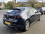 Mazda 3 2.0 e-SkyActiv-X M Hybrid 180 Comfort met Bose NL-Auto, 1e Eig., Dealer Ondh., Navigatie, Apple Carplay /Android Auto, Bose, Head-Up, Cruise Controle ad., A-Rij-Camera. Parkeerhulp vóór, Trekhaak.