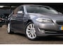 BMW 5-Serie 530i Upgrade Edition|Rijklaar!|Carplay|ACC|Schuifdak|Camera Voor+Achter|Standkachel|