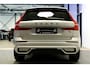 Volvo XC60 2.0 T8 AWD 335kW/456pk Aut8 Recharge Ultra Dark Edition LUCHTVERING + BOWERS&WILKINS + PANORAMADAK + BLIS + HEAD-UP + PILOT ASSIST + V&A STOEL-&STUURVERWARMING + ADAPT.CRUISE + GOOGLE DASH&SERVICES + STOELVENTILATIE&-MASSAGE + 360 CAMERA + 21" LM-VELGEN!!
