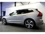 Volvo XC60 2.0 T8 AWD 335kW/456pk Aut8 Recharge Ultra Dark Edition LUCHTVERING + BOWERS&WILKINS + PANORAMADAK + BLIS + HEAD-UP + PILOT ASSIST + V&A STOEL-&STUURVERWARMING + ADAPT.CRUISE + GOOGLE DASH&SERVICES + STOELVENTILATIE&-MASSAGE + 360 CAMERA + 21" LM-VELGEN!!