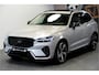 Volvo XC60 2.0 T8 AWD 335kW/456pk Aut8 Recharge Ultra Dark Edition LUCHTVERING + BOWERS&WILKINS + PANORAMADAK + BLIS + HEAD-UP + PILOT ASSIST + V&A STOEL-&STUURVERWARMING + ADAPT.CRUISE + GOOGLE DASH&SERVICES + STOELVENTILATIE&-MASSAGE + 360 CAMERA + 21" LM-VELGEN!!