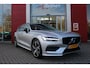 Volvo V60 2.0 B3 177PK Momentum Advantage Sport Pack | MORITZ LEDEREN BEKLEDING KLEUR ZWART MET COMFORTSTOELEN | STOELVERWARMING | STUURVERWARMING | VOORRUITVERWARMING | ACHTERUITRIJCAMERA | PARKEERSENSOREN V+A | EXTRA GETINTE ACHTERRUITEN | ZWARTE R-DESIGN GRILL | LED 19" 5-TRIPLE MATT BLACK / DIAMOND (R-DESIGN) VELGEN | EXTERIEUR STYLING MET DORPELVERBREDERS EN DEFLECTORS VOOR EN ACHTER | DIFFUSER MET DUBBEL GENINTEGREERDE UITLAAT EINDPIJPEN |