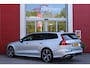 Volvo V60 2.0 B3 177PK Momentum Advantage Sport Pack | MORITZ LEDEREN BEKLEDING KLEUR ZWART MET COMFORTSTOELEN | STOELVERWARMING | STUURVERWARMING | VOORRUITVERWARMING | ACHTERUITRIJCAMERA | PARKEERSENSOREN V+A | EXTRA GETINTE ACHTERRUITEN | ZWARTE R-DESIGN GRILL | LED 19" 5-TRIPLE MATT BLACK / DIAMOND (R-DESIGN) VELGEN | EXTERIEUR STYLING MET DORPELVERBREDERS EN DEFLECTORS VOOR EN ACHTER | DIFFUSER MET DUBBEL GENINTEGREERDE UITLAAT EINDPIJPEN |