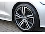 Volvo V60 2.0 B3 177PK Momentum Advantage Sport Pack | MORITZ LEDEREN BEKLEDING KLEUR ZWART MET COMFORTSTOELEN | STOELVERWARMING | STUURVERWARMING | VOORRUITVERWARMING | ACHTERUITRIJCAMERA | PARKEERSENSOREN V+A | EXTRA GETINTE ACHTERRUITEN | ZWARTE R-DESIGN GRILL | LED 19" 5-TRIPLE MATT BLACK / DIAMOND (R-DESIGN) VELGEN | EXTERIEUR STYLING MET DORPELVERBREDERS EN DEFLECTORS VOOR EN ACHTER | DIFFUSER MET DUBBEL GENINTEGREERDE UITLAAT EINDPIJPEN |