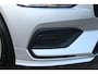 Volvo V60 2.0 B3 177PK Momentum Advantage Sport Pack | MORITZ LEDEREN BEKLEDING KLEUR ZWART MET COMFORTSTOELEN | STOELVERWARMING | STUURVERWARMING | VOORRUITVERWARMING | ACHTERUITRIJCAMERA | PARKEERSENSOREN V+A | EXTRA GETINTE ACHTERRUITEN | ZWARTE R-DESIGN GRILL | LED 19" 5-TRIPLE MATT BLACK / DIAMOND (R-DESIGN) VELGEN | EXTERIEUR STYLING MET DORPELVERBREDERS EN DEFLECTORS VOOR EN ACHTER | DIFFUSER MET DUBBEL GENINTEGREERDE UITLAAT EINDPIJPEN |
