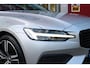 Volvo V60 2.0 B3 177PK Momentum Advantage Sport Pack | MORITZ LEDEREN BEKLEDING KLEUR ZWART MET COMFORTSTOELEN | STOELVERWARMING | STUURVERWARMING | VOORRUITVERWARMING | ACHTERUITRIJCAMERA | PARKEERSENSOREN V+A | EXTRA GETINTE ACHTERRUITEN | ZWARTE R-DESIGN GRILL | LED 19" 5-TRIPLE MATT BLACK / DIAMOND (R-DESIGN) VELGEN | EXTERIEUR STYLING MET DORPELVERBREDERS EN DEFLECTORS VOOR EN ACHTER | DIFFUSER MET DUBBEL GENINTEGREERDE UITLAAT EINDPIJPEN |