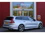Volvo V60 2.0 B3 177PK Momentum Advantage Sport Pack | MORITZ LEDEREN BEKLEDING KLEUR ZWART MET COMFORTSTOELEN | STOELVERWARMING | STUURVERWARMING | VOORRUITVERWARMING | ACHTERUITRIJCAMERA | PARKEERSENSOREN V+A | EXTRA GETINTE ACHTERRUITEN | ZWARTE R-DESIGN GRILL | LED 19" 5-TRIPLE MATT BLACK / DIAMOND (R-DESIGN) VELGEN | EXTERIEUR STYLING MET DORPELVERBREDERS EN DEFLECTORS VOOR EN ACHTER | DIFFUSER MET DUBBEL GENINTEGREERDE UITLAAT EINDPIJPEN |