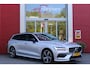 Volvo V60 2.0 B3 177PK Momentum Advantage Sport Pack | MORITZ LEDEREN BEKLEDING KLEUR ZWART MET COMFORTSTOELEN | STOELVERWARMING | STUURVERWARMING | VOORRUITVERWARMING | ACHTERUITRIJCAMERA | PARKEERSENSOREN V+A | EXTRA GETINTE ACHTERRUITEN | ZWARTE R-DESIGN GRILL | LED 19" 5-TRIPLE MATT BLACK / DIAMOND (R-DESIGN) VELGEN | EXTERIEUR STYLING MET DORPELVERBREDERS EN DEFLECTORS VOOR EN ACHTER | DIFFUSER MET DUBBEL GENINTEGREERDE UITLAAT EINDPIJPEN |