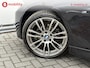 BMW 3-Serie 320i High Executive M-Sport 'AZURITSCHWARZ' 42.000 KM! Apple CarPlay | Schuif/Kanteldak | Leer | Sportstoelen