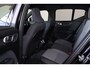 Volvo XC40 B4 Plus Dark - IntelliSafe Assist & Surround - 360º Camera - Harman/Kardon audio - Verwarmde voorstoelen & stuur - Parkeersensoren voor & achter - Elektr. bedienb. voorstoelen met geheugen links - Draadloze tel. lader - Standkachel - Extra getint glas - 18' LMV