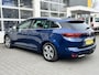 Renault Megane Estate 1.3 TCe Business Edition One Airco Trekhaak 1700kg trekgewicht Cruise control Head up display Parkeersensoren voor en achter Achterruitrijcamera Telefoonverbinding Stuurwielbediening 5-Persoons Navigatiesysteem Lichtmeta
