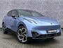 Lynk & Co 02 More | Stoel/Stuurverwarming | 445 km elektrisch bereik | Adaptive Cruise Control | Panoramadak | Harman Kardon Premium Audio Systeem | 360 graden camera | Dodehoekdetectie | Apple CarPlay/Android Auto | 20"LM-velgen | Elektrisch bedienbare voorstoelen met geheugenfunctie | Klimaat warmtepomp | Elektrisch bedienbare achterklep |