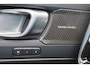 Volvo XC40 B3 Plus Dark - Panorama/schuifdak - IntelliSafe Assist & Surround - 360º Camera - Harman/Kardon audio - Verwarmde voorstoelen & stuur - Parkeersensoren voor & achter - Elektr. bedienb. voorstoelen met geheugen links - Draadloze tel. lader - Extra getint glas - 18' LMV