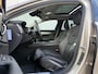 Volvo V90 T6 350PK Plug-in hybrid AWD Ultra Dark | Adaptieve Cruise Control met Pilot Assist | Verwarmde Stoelen Voor&Achter | Verwarmbaar Stuurwiel | Panoramisch Schuif-/kanteldak | Gelamineerde zijruiten en achterruit | Harman Kardon | Head-Up Display | Semi- Elektrische Trekhaak | 360º Camera | All-Seasonbanden | Blind Spot Information System | Verwarmbare achterbank | 19" Lichtmetalen wielen