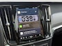 Volvo V90 T6 350PK Plug-in hybrid AWD Ultra Dark | Adaptieve Cruise Control met Pilot Assist | Verwarmde Stoelen Voor&Achter | Verwarmbaar Stuurwiel | Panoramisch Schuif-/kanteldak | Gelamineerde zijruiten en achterruit | Harman Kardon | Head-Up Display | Semi- Elektrische Trekhaak | 360º Camera | All-Seasonbanden | Blind Spot Information System | Verwarmbare achterbank | 19" Lichtmetalen wielen