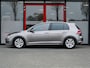 Volkswagen Golf 1.0 TSI Connected Series | Camera | Navigatie | Apple Carplay | Android Auto | Cruise Control | Comfort Stoelen | Climate Control | Parkeersensoren | Privacy Glas | Metallic Lak | LED | Lichtmetalen Velgen |