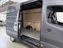 Mercedes-Benz Sprinter 319 CDI 190 PK | L2 H2 | AUTOMAAT | PRO | LED | KUNSTLEDER ZWART BEKLEDING | CAMERA | BETIMMERDE LAADRUIMTE | CARPLAY EN ANDROID AUTO | CRUISE | AIRCO | 17" LICHTMETALEN VELGEN | LUCHTGEVEERDE BESTUURDERSSTOEL