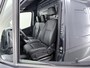 Mercedes-Benz Sprinter 319 CDI 190 PK | L2 H2 | AUTOMAAT | PRO | LED | KUNSTLEDER ZWART BEKLEDING | CAMERA | BETIMMERDE LAADRUIMTE | CARPLAY EN ANDROID AUTO | CRUISE | AIRCO | 17" LICHTMETALEN VELGEN | LUCHTGEVEERDE BESTUURDERSSTOEL
